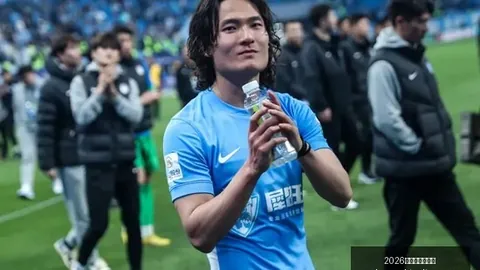 电竞战队夺，2026世界杯举办城市入口，冠，粉丝狂欢庆祝